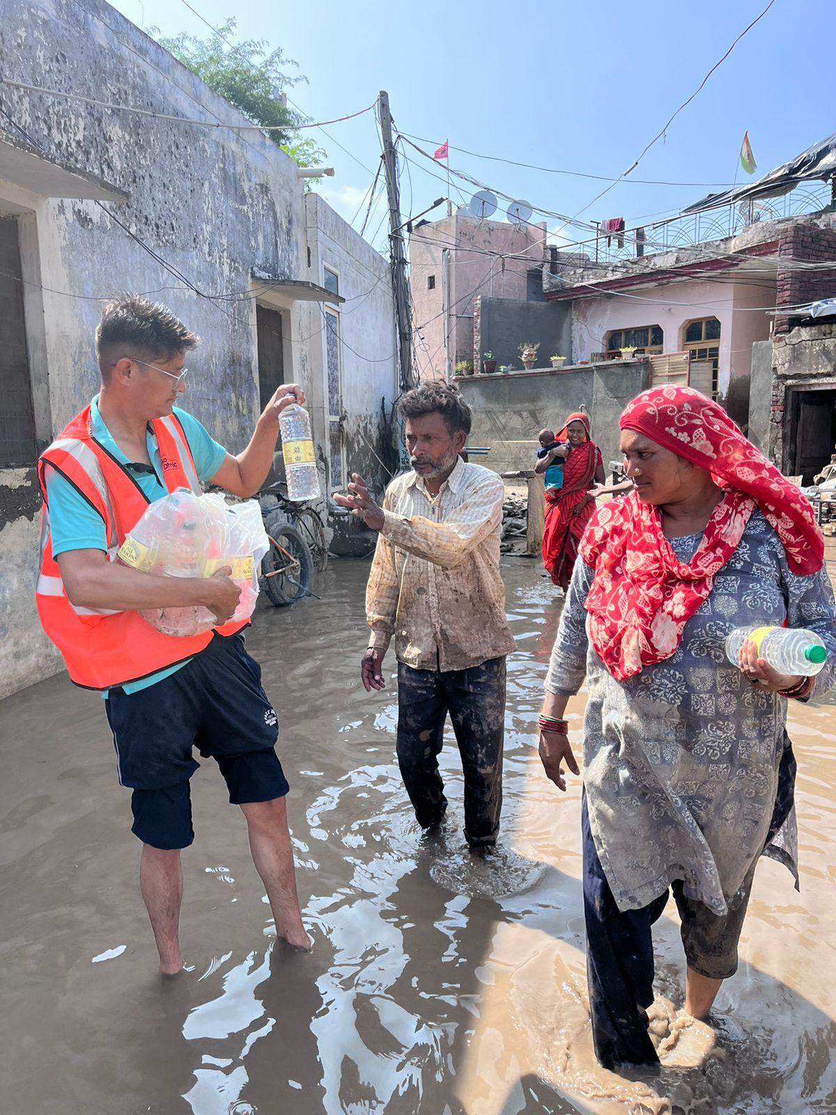 GD volunteers helping flood victims